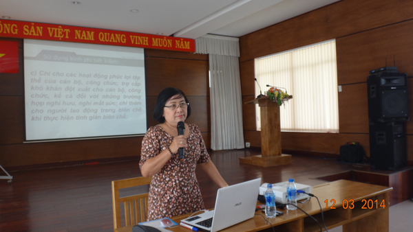 Cô Phan Thúy Ngọc đang giảng dạy