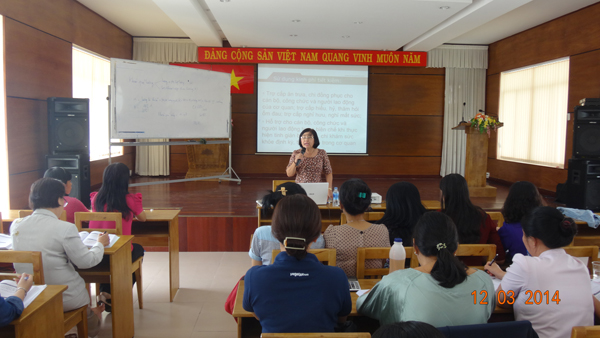 Cô Phan Thúy Ngọc đang giảng dạy